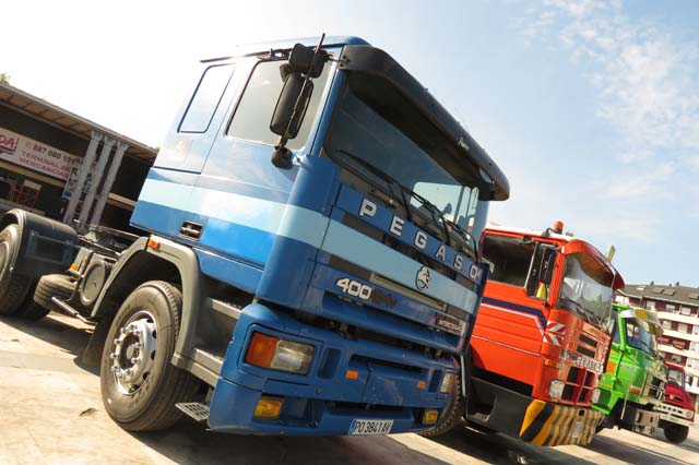 Ambos vehículos tienen poco en común, Pegaso Troner y Detomaso Pantera, pero son clásicos de tracción trasera y 400 CV.